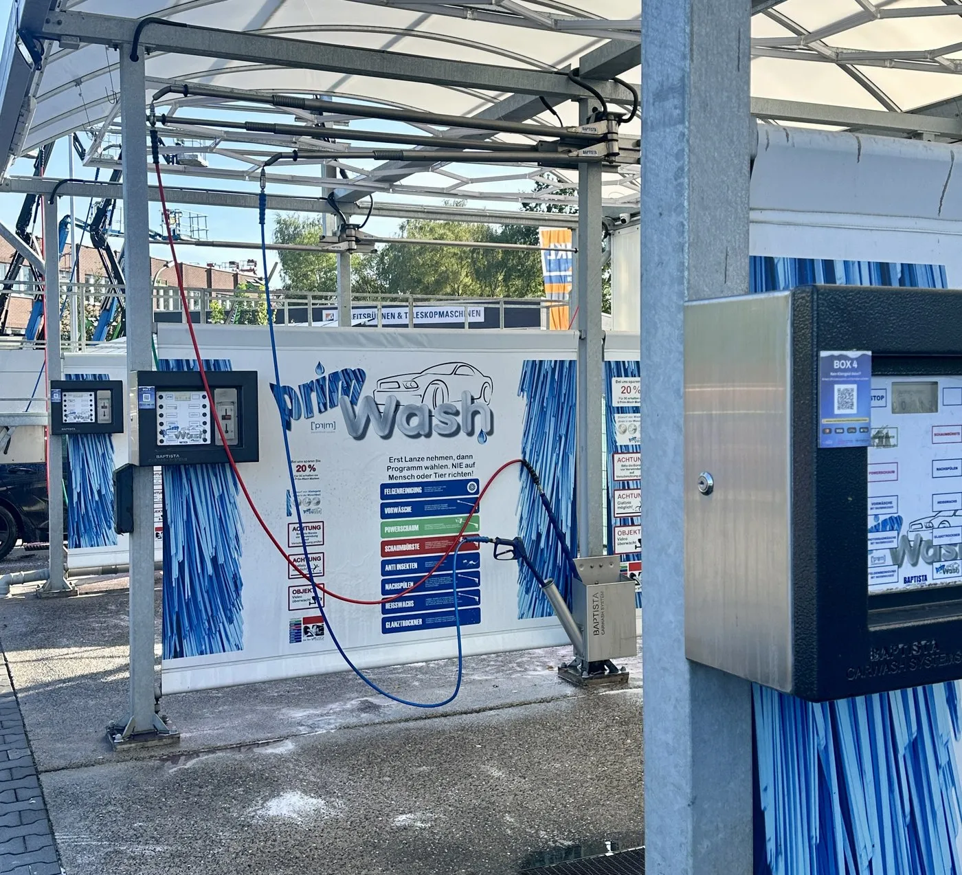 Waschbox in Dortmund-Dorstfeld mit Prim Wash Programmtafel und dem Bedienterminal von Box 4, an dem der neue QR-Code klebt