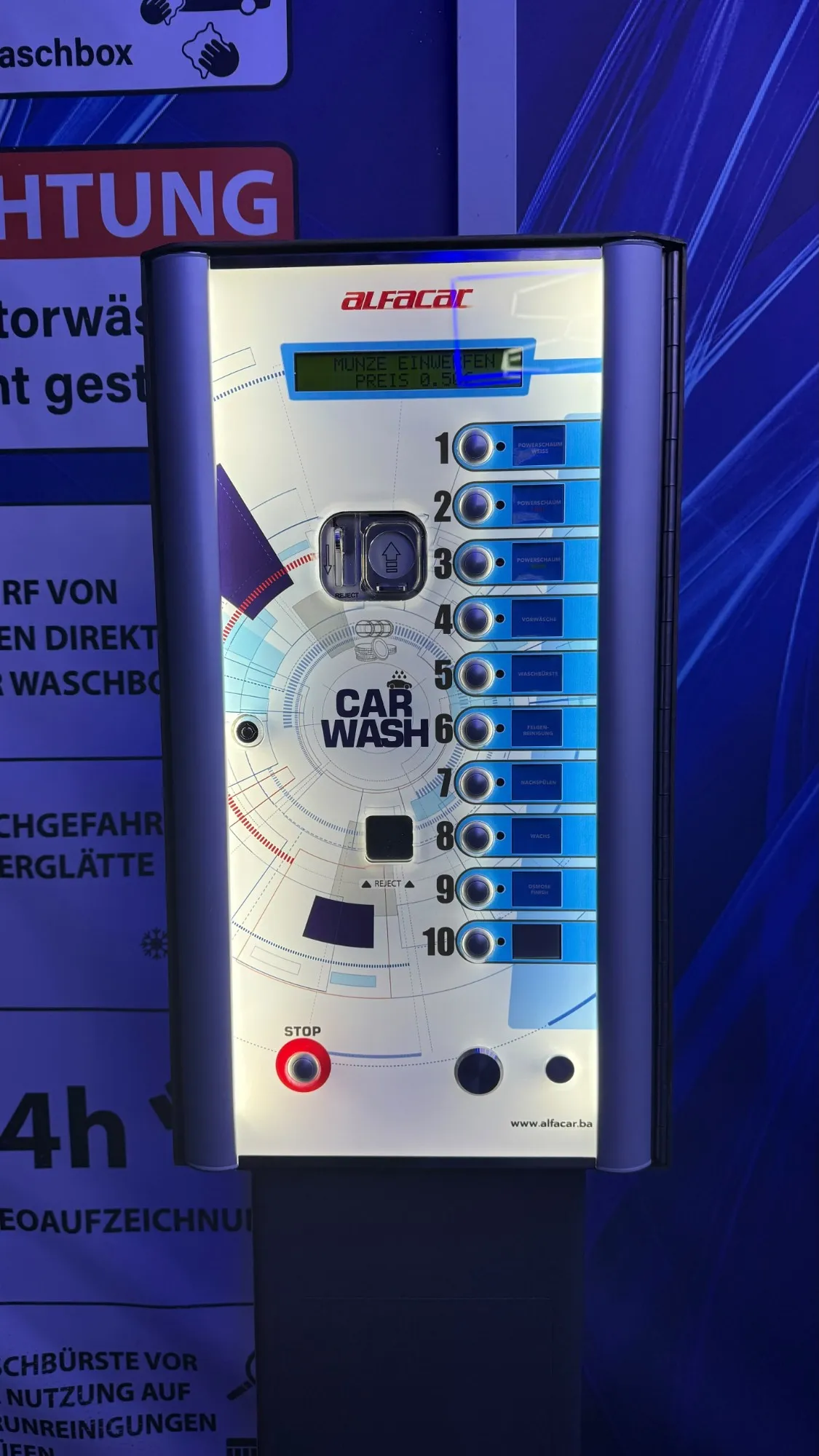 Beleuchtetes Bedienfeld in der Waschbox mit zehn nummerierten Programmtasten und Münzeinwurf