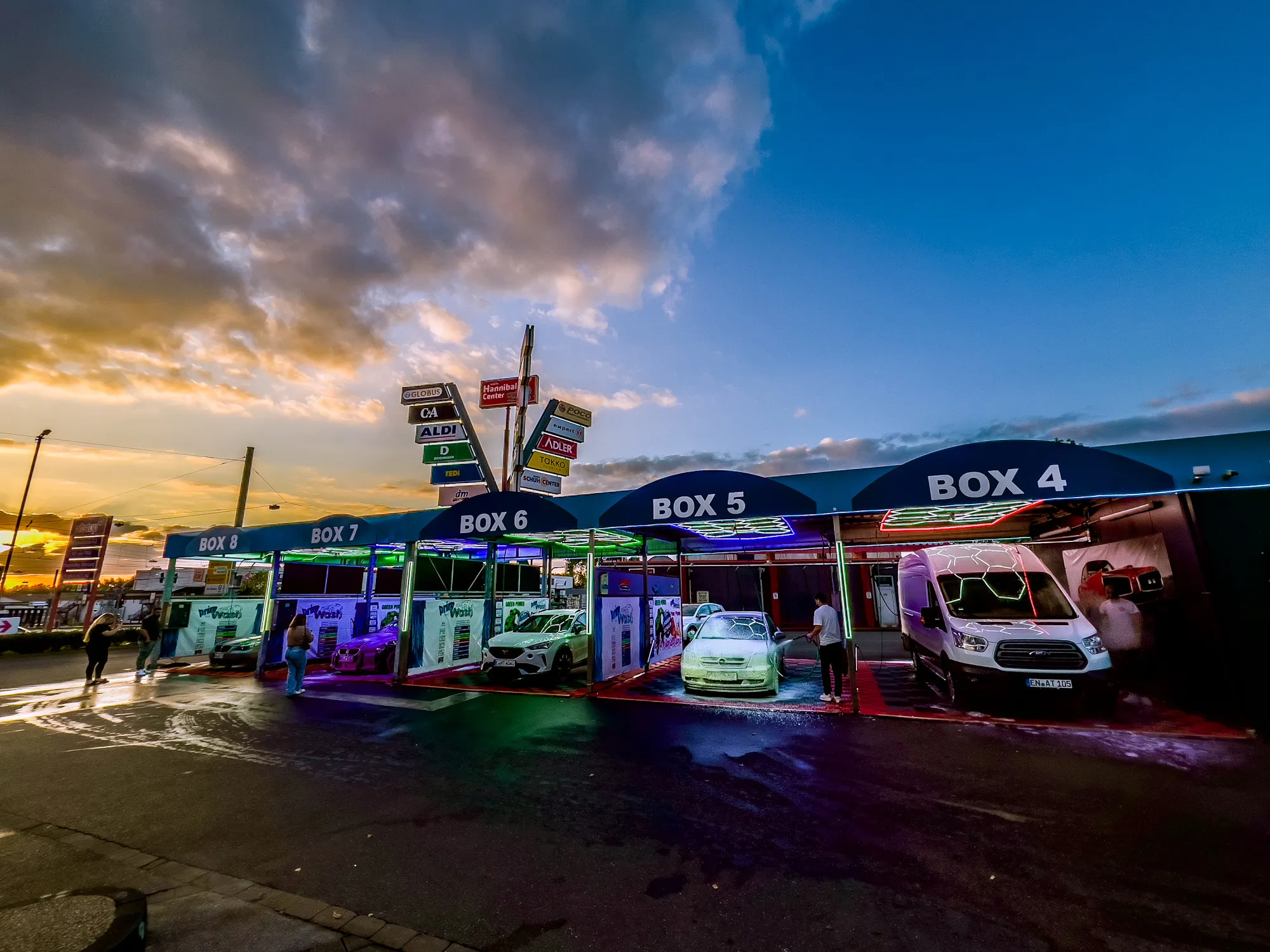 Prim Wash Standort Bochum Hannibal-Center – beleuchtete Waschboxen im Sonnenuntergang