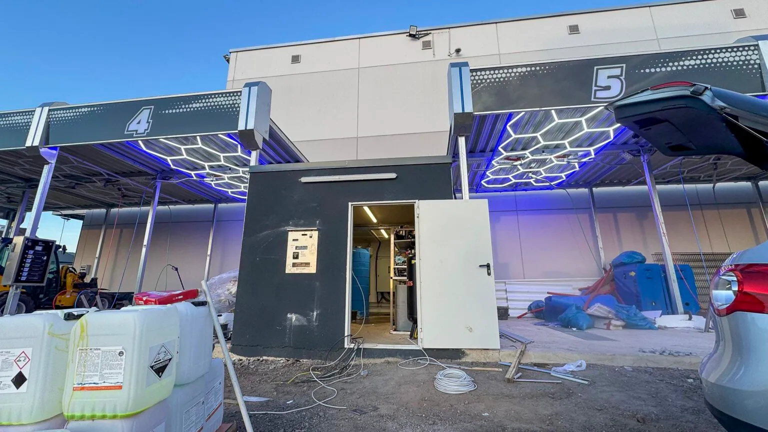 Prim Wash SB-Waschanlage im Bau – Waschboxen mit LED-Beleuchtung