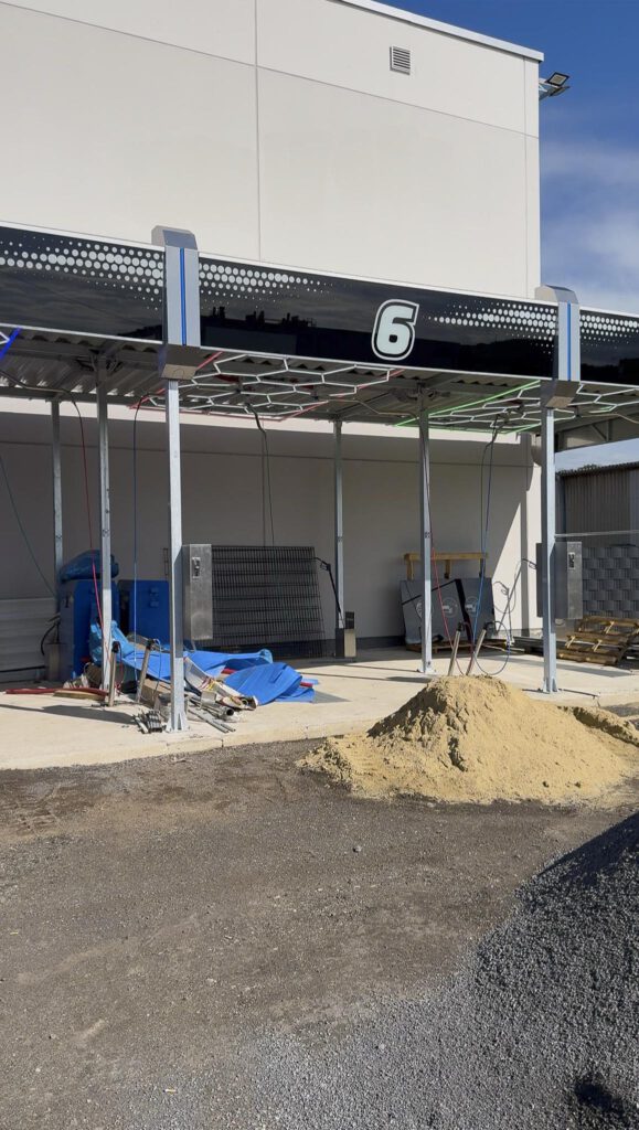 Prim_Wash_Baustelle-21 SB-Waschbox im Innenausbau mit leuchtendem LED-Sechseck-Panel und Kabelinstallation