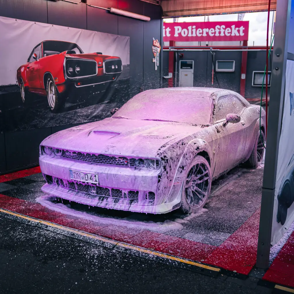 Prim Wash Powerschaum -Autowäsche in Bochum mit pinken Schaum Prim Wash Bochum - Dodge Challenger mit pinken Powerschaum in der SB-Waschanlage